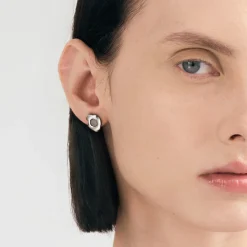 Srebrne kolczyki na sztyft z meteorytem z kolekcji Meteoros