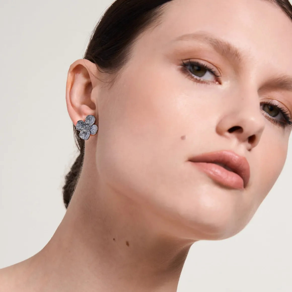 Srebrne kolczyki z koniczynami na sztyfcie z kolekcji Bery