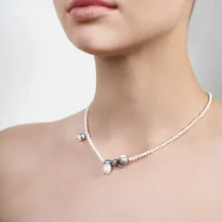 Srebrny, krótki naszyjnik z pereł z zawieszkami w kształcie żołędzi