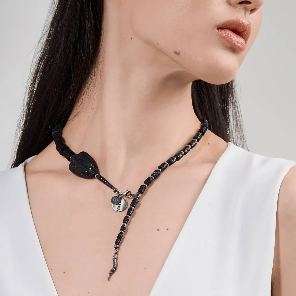 Srebrny, limitowany naszyjnik w formie węża z kolekcji Kembali