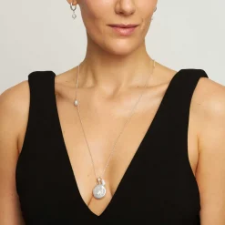 Srebrny naszyjnik z okrągłą perłową zawieszką z kolekcji Perle