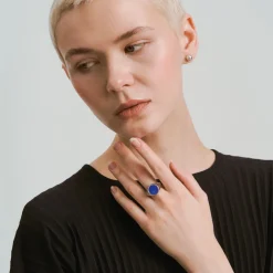 Srebrny pierścionek sygnet z lapis lazuli z kolekcji Orini