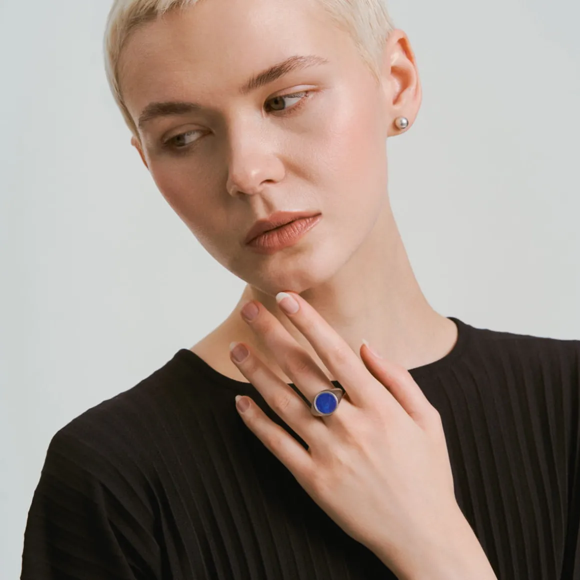 Srebrny pierścionek sygnet z lapis lazuli z kolekcji Orini