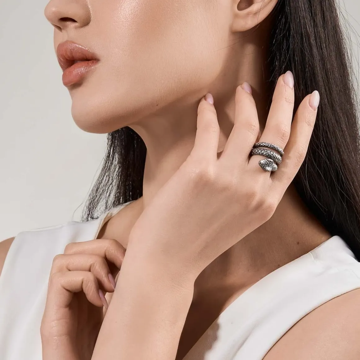 Srebrny pierścionek wąż z kolekcji Kembali