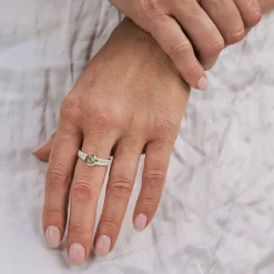 Srebrny pierścionek z fasetowanym perydotem z kolekcji Verum