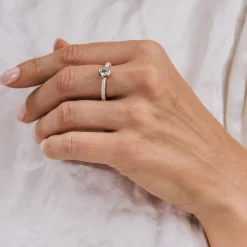 Srebrny pierścionek z fasetowanym akwamarynem z kolekcji Verum