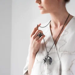 Srebrny pierścionek z motywem roślinnym z kolekcji Bery