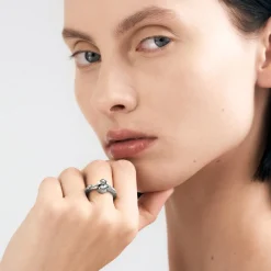 Srebrny pierścionek z nieregularnym meteorytem z kolekcji Meteoros