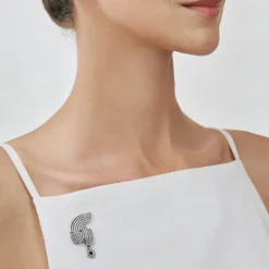 Srebrny pin z niebieskim kryształem z kolekcji Holos