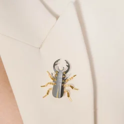 Srebrzysty pin jelonek rogacz z kolekcji Plantis