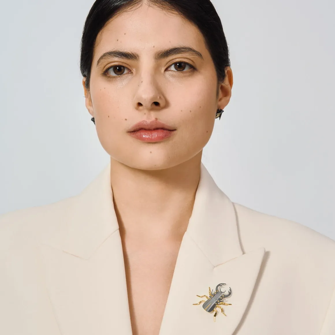 Srebrzysty pin jelonek rogacz z kolekcji Plantis