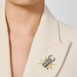 Srebrzysty pin jelonek rogacz z kolekcji Plantis