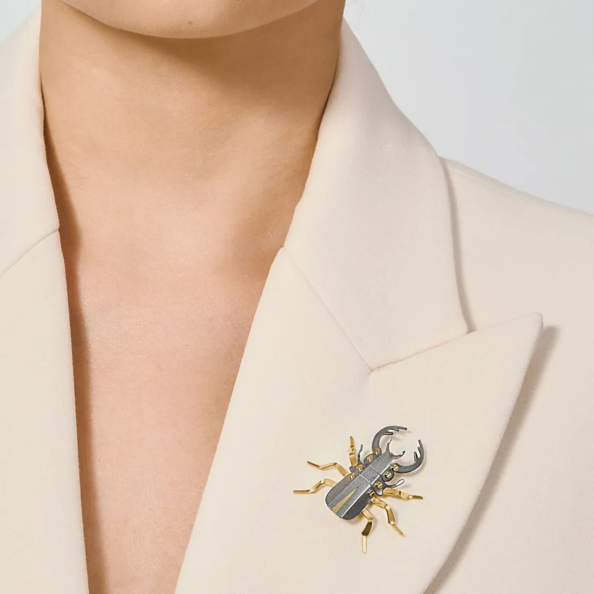 Srebrzysty pin jelonek rogacz z kolekcji Plantis