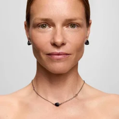 Subtelny naszyjnik z zawieszką z czarnym turmalinem z kolekcji Aurora