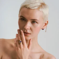 Szeroka pozłacana obrączka z lapis lazuli z kolekcji Orini