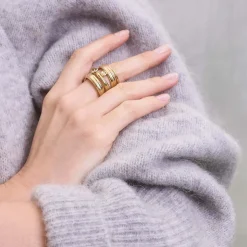 Szeroka, pozłacana obrączka z kryształami górskimi z kolekcji Prato