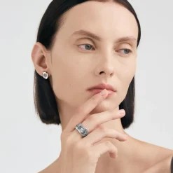 Szeroka, srebrna obrączka z meteorytem z kolekcji Meteoros