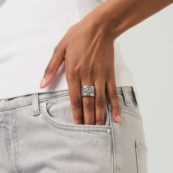 Szeroka srebrna obrączka z ażurowym wzorem i ametystem z kolekcji Duo