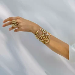 Szeroka, złota bransoletka z pszczołą z kolekcji Apis