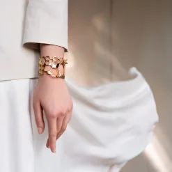 Sztywna bransoletka z pszczołą w połysku z kolekcji Apis