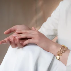 Sztywna, geometryczna bransoletka w połysku z kolekcji Apis