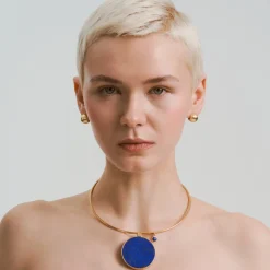 Sztywna kolia z zawieszką lapis lazuli z kolekcji Orini