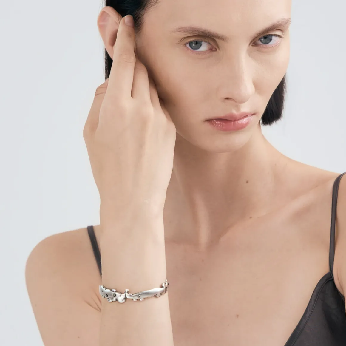 Sztywna, srebrna bransoletka z meteorytem z kolekcji Meteoros