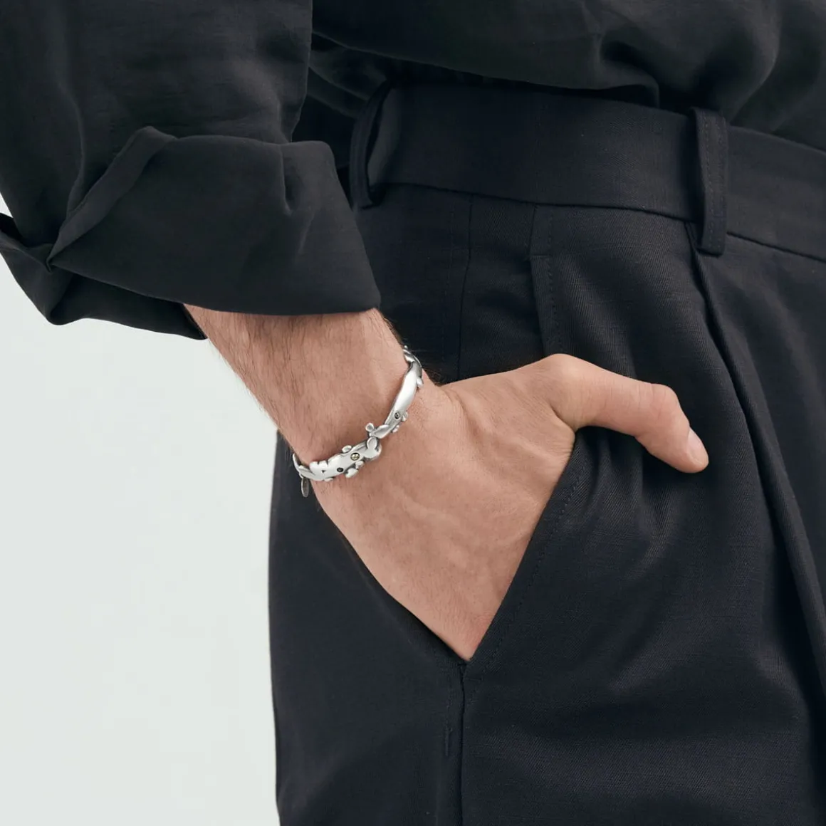 Sztywna, srebrna bransoletka z meteorytem z kolekcji Meteoros