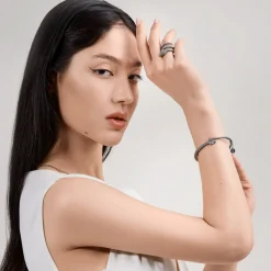 Sztywna, srebrna bransoletka z wężem z kolekcji Kembali