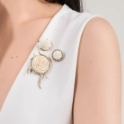 Unikatowy pin z rzeźbioną chryzantemą z kolekcji Kembali