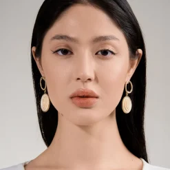 Wiszące kolczyki z rzeźbionymi różami z kolekcji Kembali