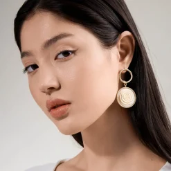 Wiszące kolczyki z rzeźbionymi różami z kolekcji Kembali