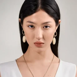 Wiszące kolczyki z rzeźbionymi różami z kolekcji Kembali