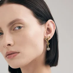 Wiszące, pozłacane kolczyki z meteorytem z kolekcji Meteoros