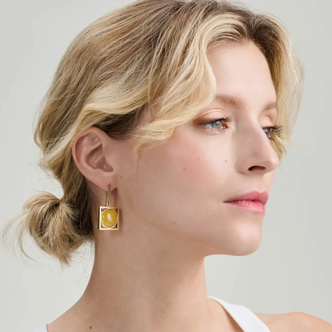 Wiszące, pozłacane kolczyki z bursztynem z kolekcji Baltica