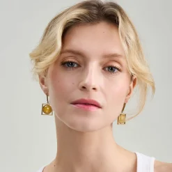 Wiszące, pozłacane kolczyki z bursztynem z kolekcji Baltica