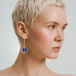 Wiszące, pozłacane kolczyki z lapis lazuli z kolekcji Orini