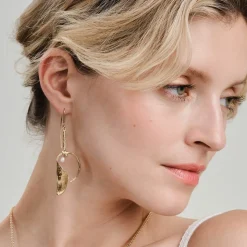 Wiszące, złote kolczyki z jemiołą z kolekcji Bery