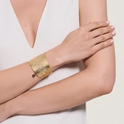 Złota bransoletka o marszczonej powierzchni z kolekcji Moon