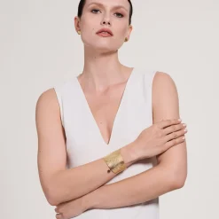 Złota bransoletka o marszczonej powierzchni z kolekcji Moon