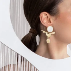 Złote kolczyki z masą perłową z kolekcji Parer