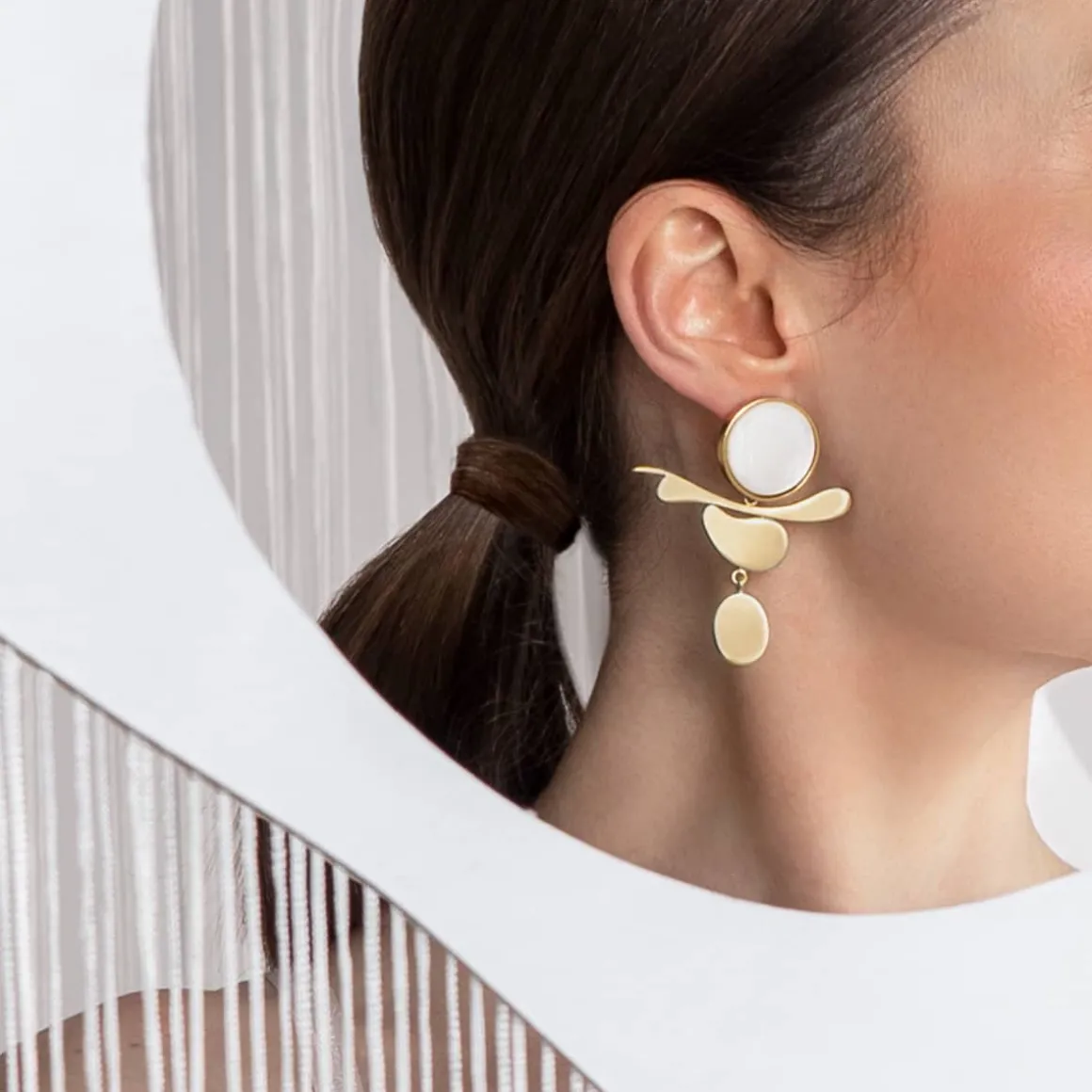 Złote kolczyki z masą perłową z kolekcji Parer