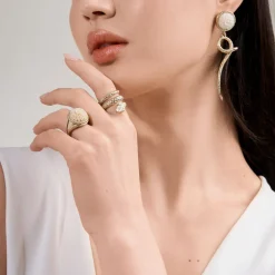 Złoty pierścionek typu sygnet z rzeźbioną chryzantemą z kolekcji Kembali